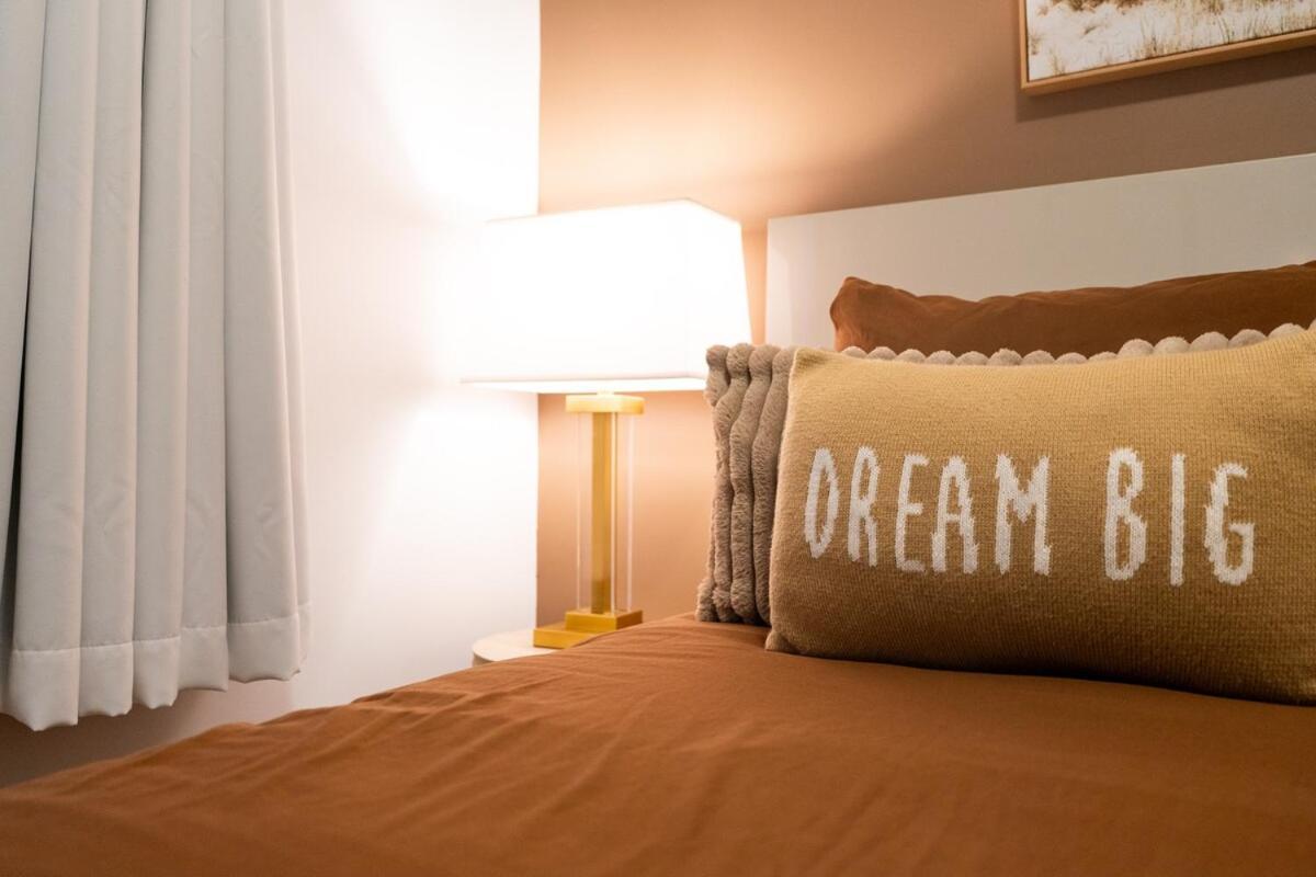 Elegant 2br With Parking, Only 7 Mins To And Sleeps 4 Guests