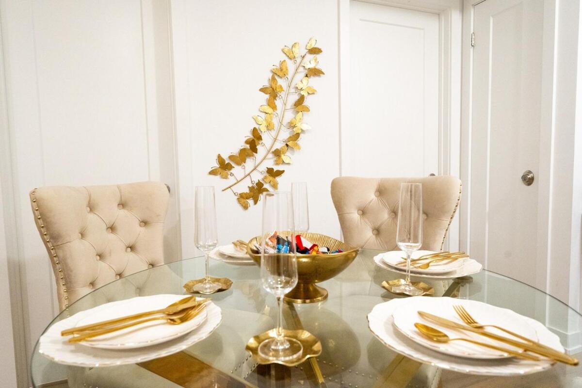 Elegant 2br With Parking, Only 7 Mins To And Sleeps 4 Guests *