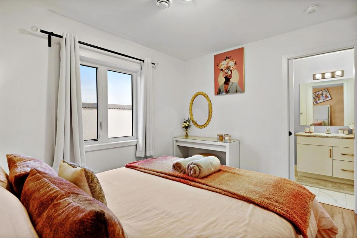 Elegant 2br With Parking, Only 7 Mins To And Sleeps 4 Guests