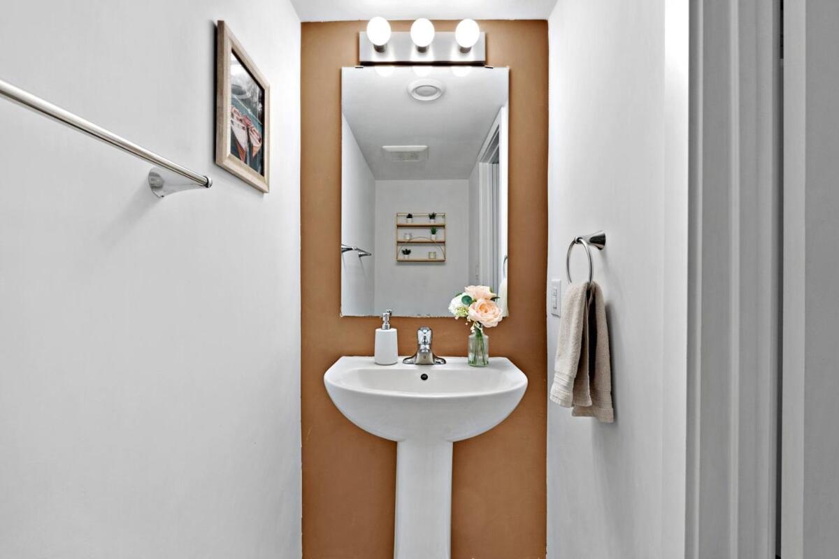 Elegant 2br With Parking, Only 7 Mins To And Sleeps 4 Guests *