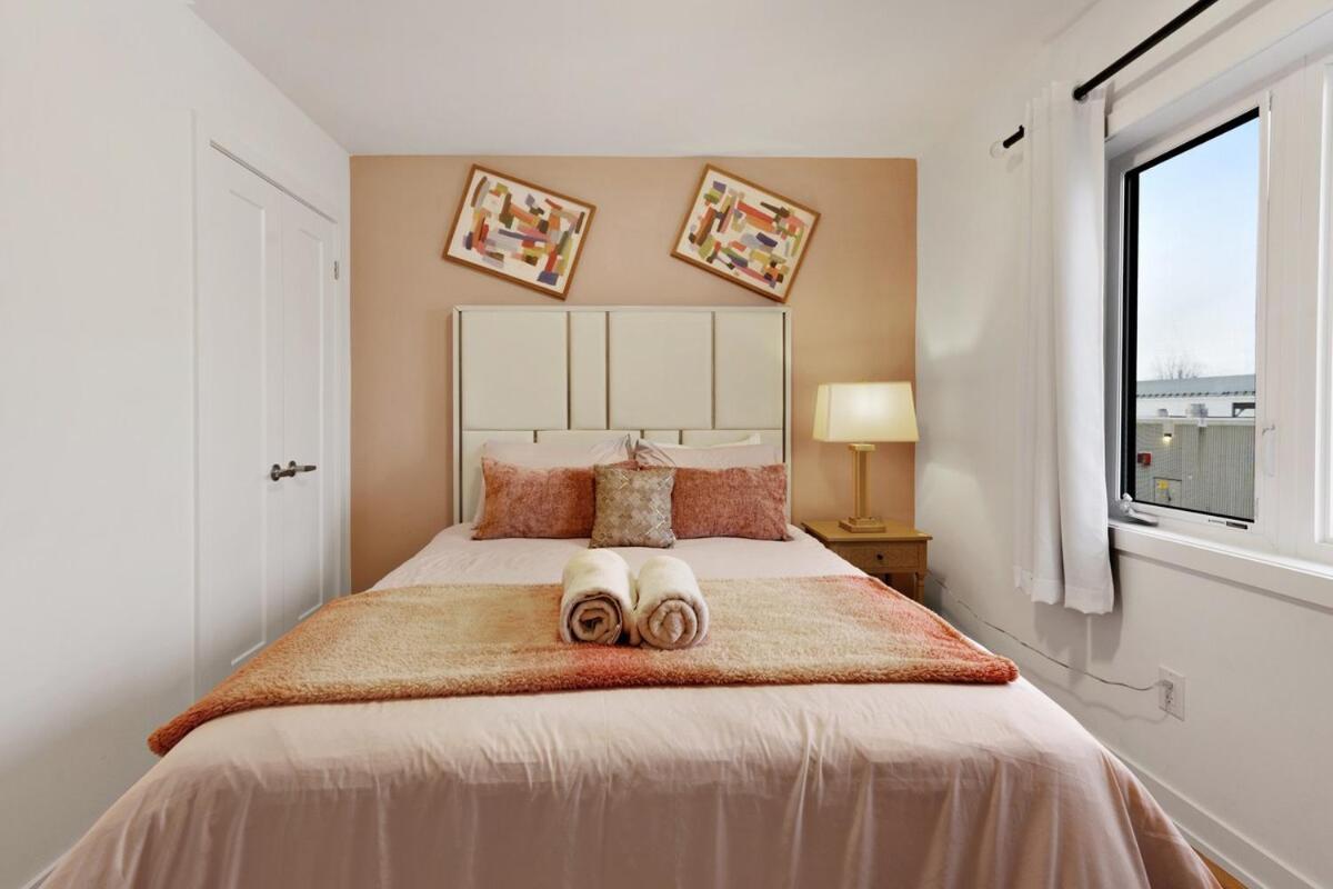 Elegant 2br With Parking, Only 7 Mins To And Sleeps 4 Guests