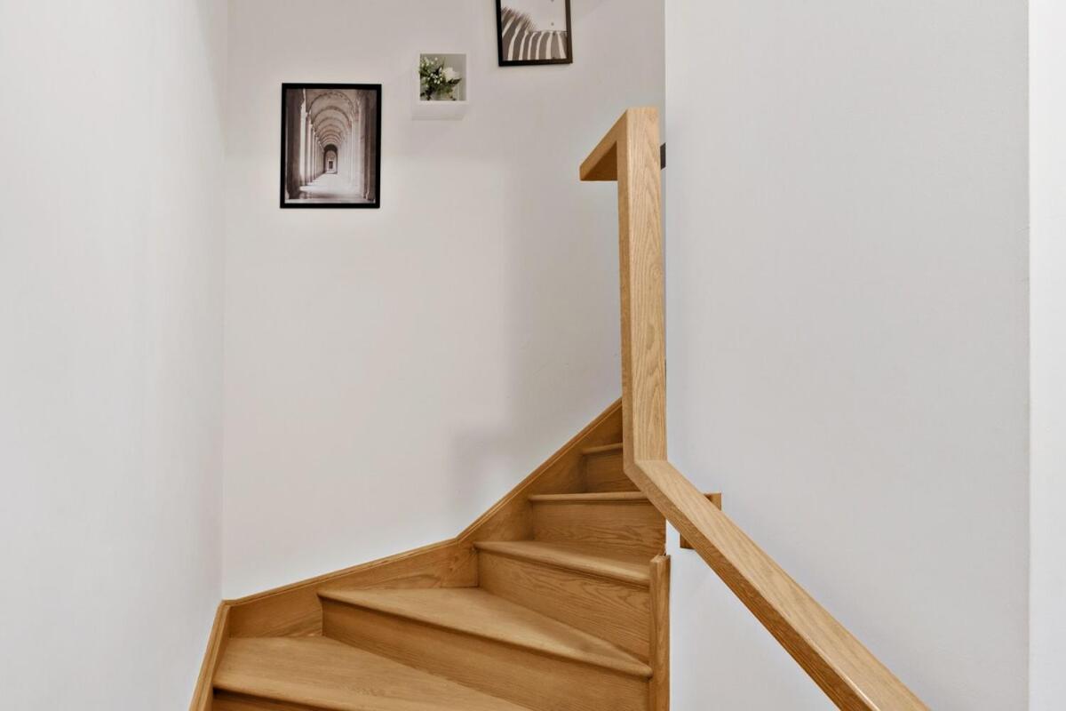 Elegant 2br With Parking, Only 7 Mins To And Sleeps 4 Guests Apartment