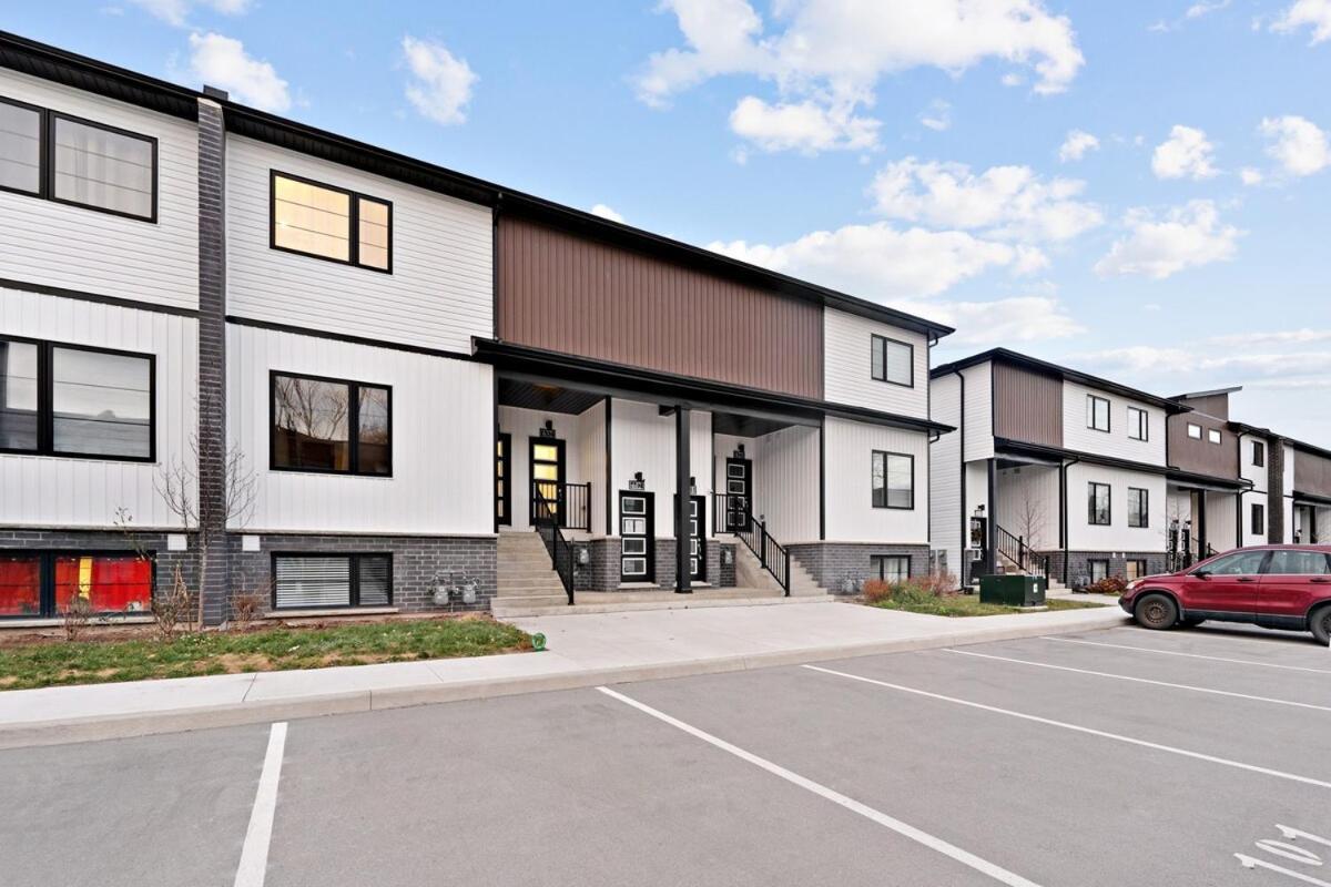 Apartment Elegant 2br With Parking, Only 7 Mins To And Sleeps 4 Guests Niagara Falls