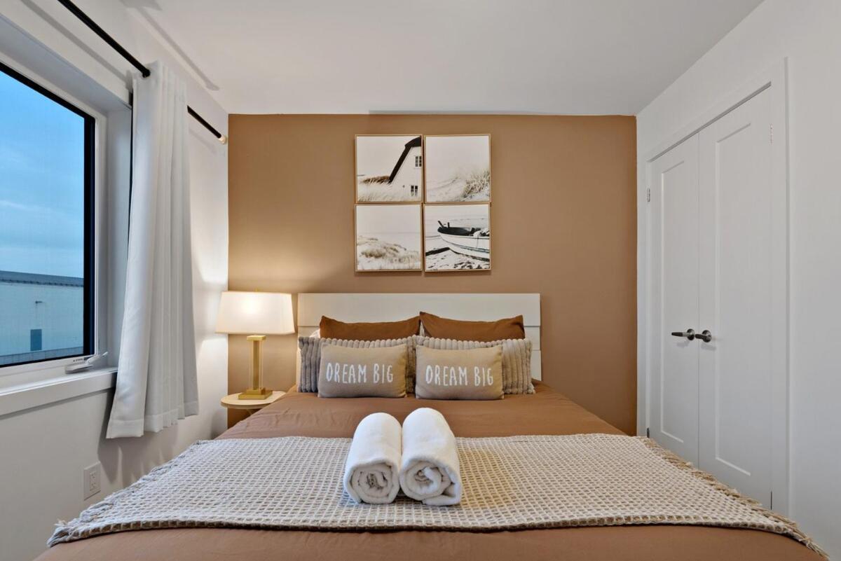 Elegant 2br With Parking, Only 7 Mins To And Sleeps 4 Guests