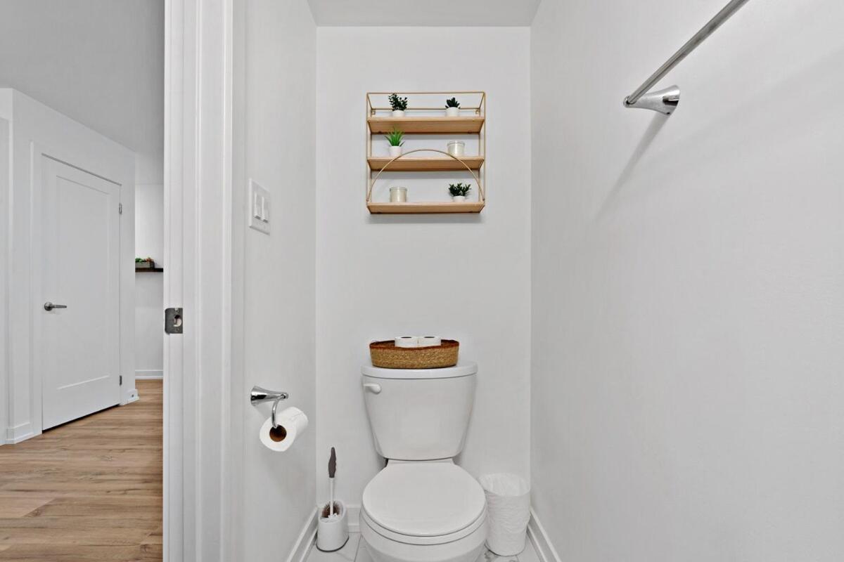 Apartment Elegant 2br With Parking, Only 7 Mins To And Sleeps 4 Guests