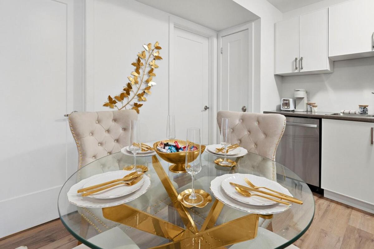 Apartment Elegant 2br With Parking, Only 7 Mins To And Sleeps 4 Guests *