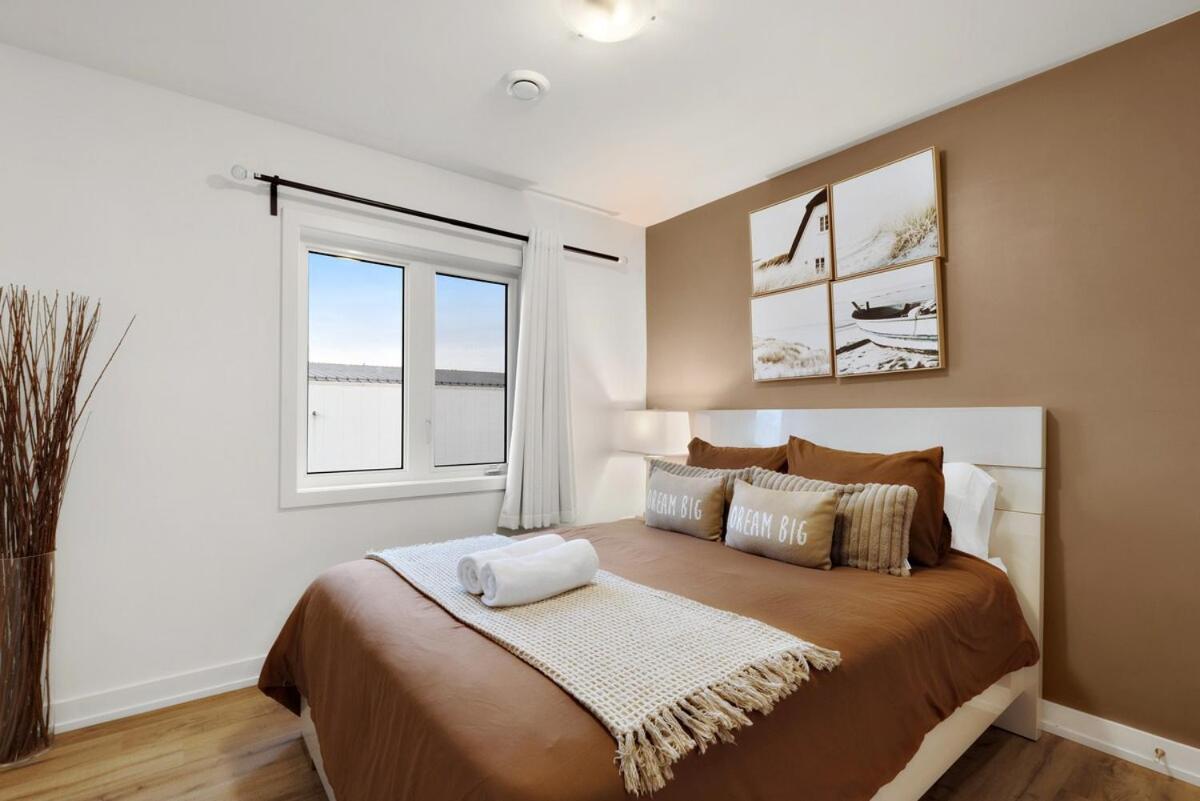 Apartment Elegant 2br With Parking, Only 7 Mins To And Sleeps 4 Guests