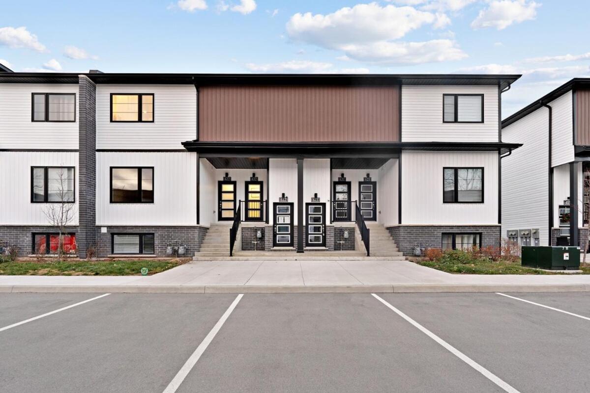 Elegant 2br With Parking, Only 7 Mins To And Sleeps 4 Guests Apartment *