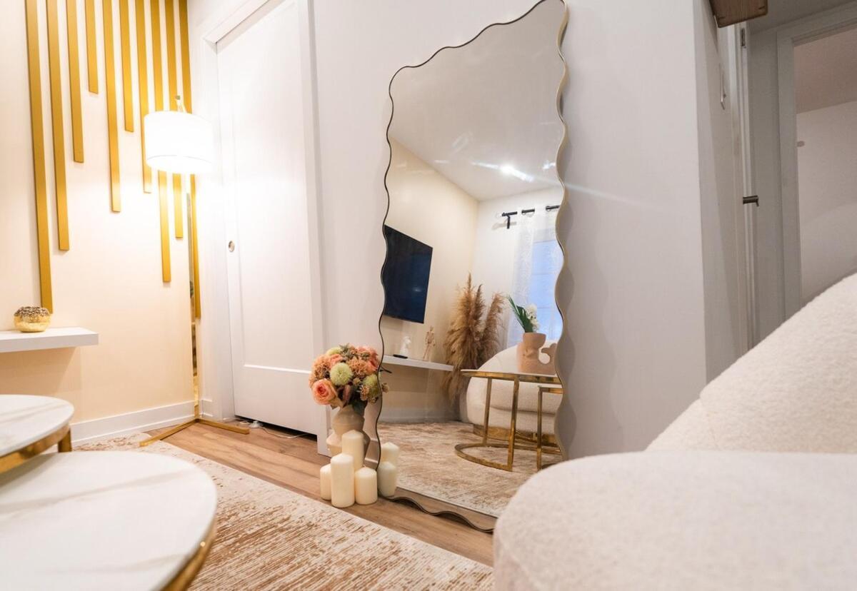 Elegant 2br With Parking, Only 7 Mins To And Sleeps 4 Guests Apartment