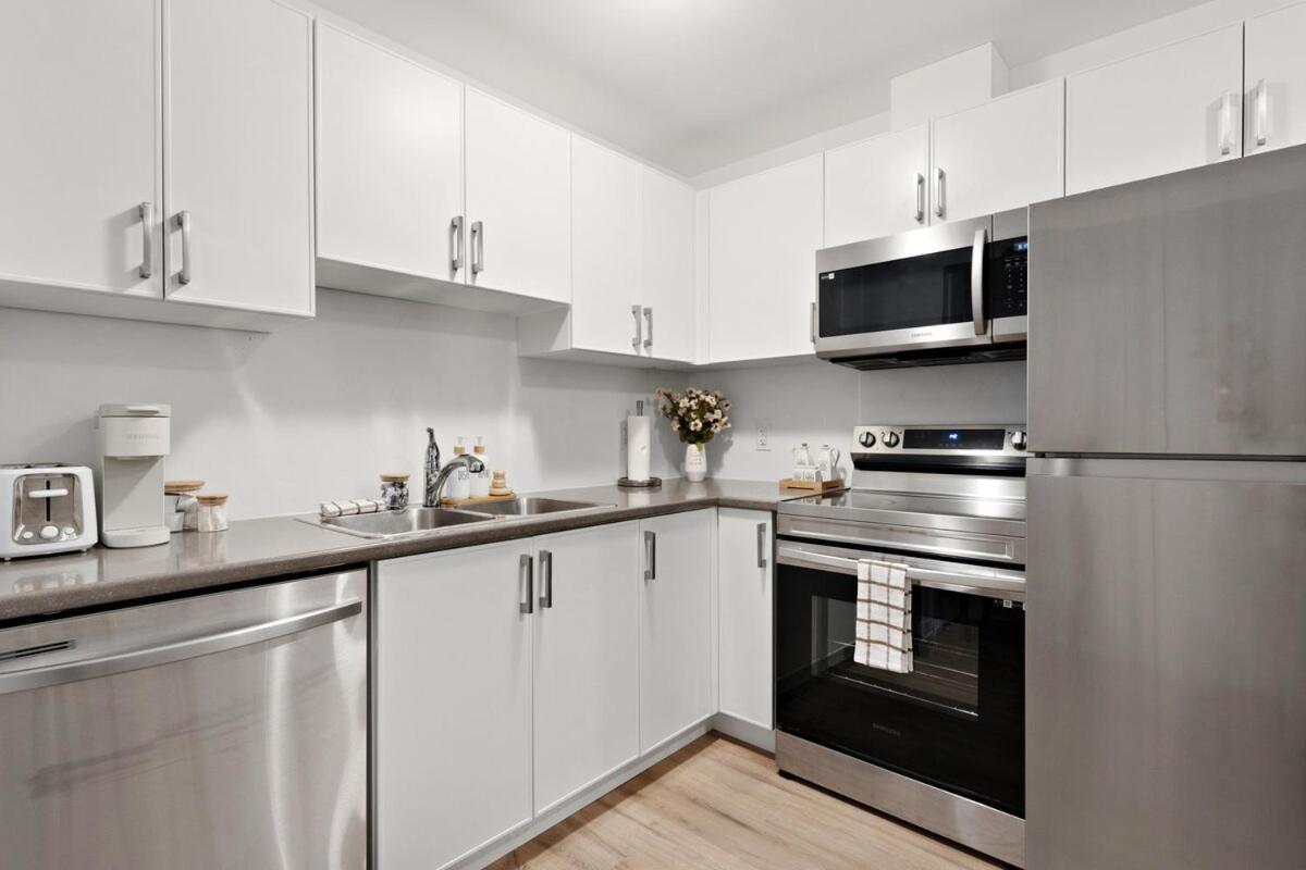 Apartment Elegant 2br With Parking, Only 7 Mins To And Sleeps 4 Guests Niagara Falls