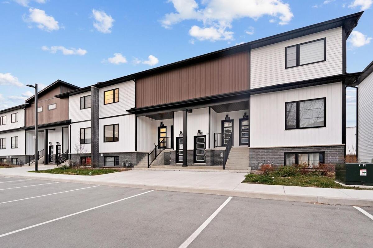 Elegant 2br With Parking, Only 7 Mins To And Sleeps 4 Guests Apartment