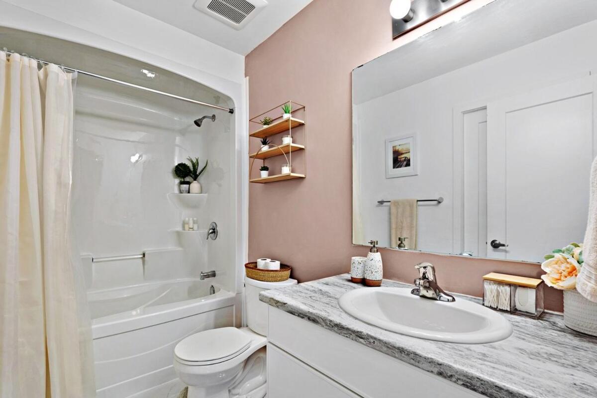 Apartment Elegant 2br With Parking, Only 7 Mins To And Sleeps 4 Guests
